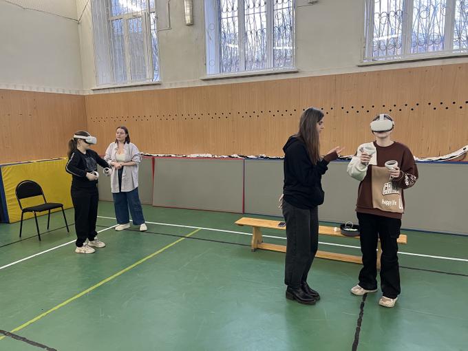 Студентки, проходящие VR-тренировку