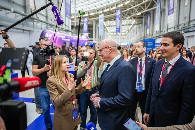 Дмитрий Чернышенко и Денис Секиринский на стенде Нашей Лабы на Конгрессе молодых ученых