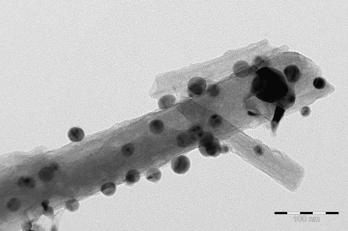 Снимок противомикробного материала, полученные с помощью просвечивающего электронного микроскопа.